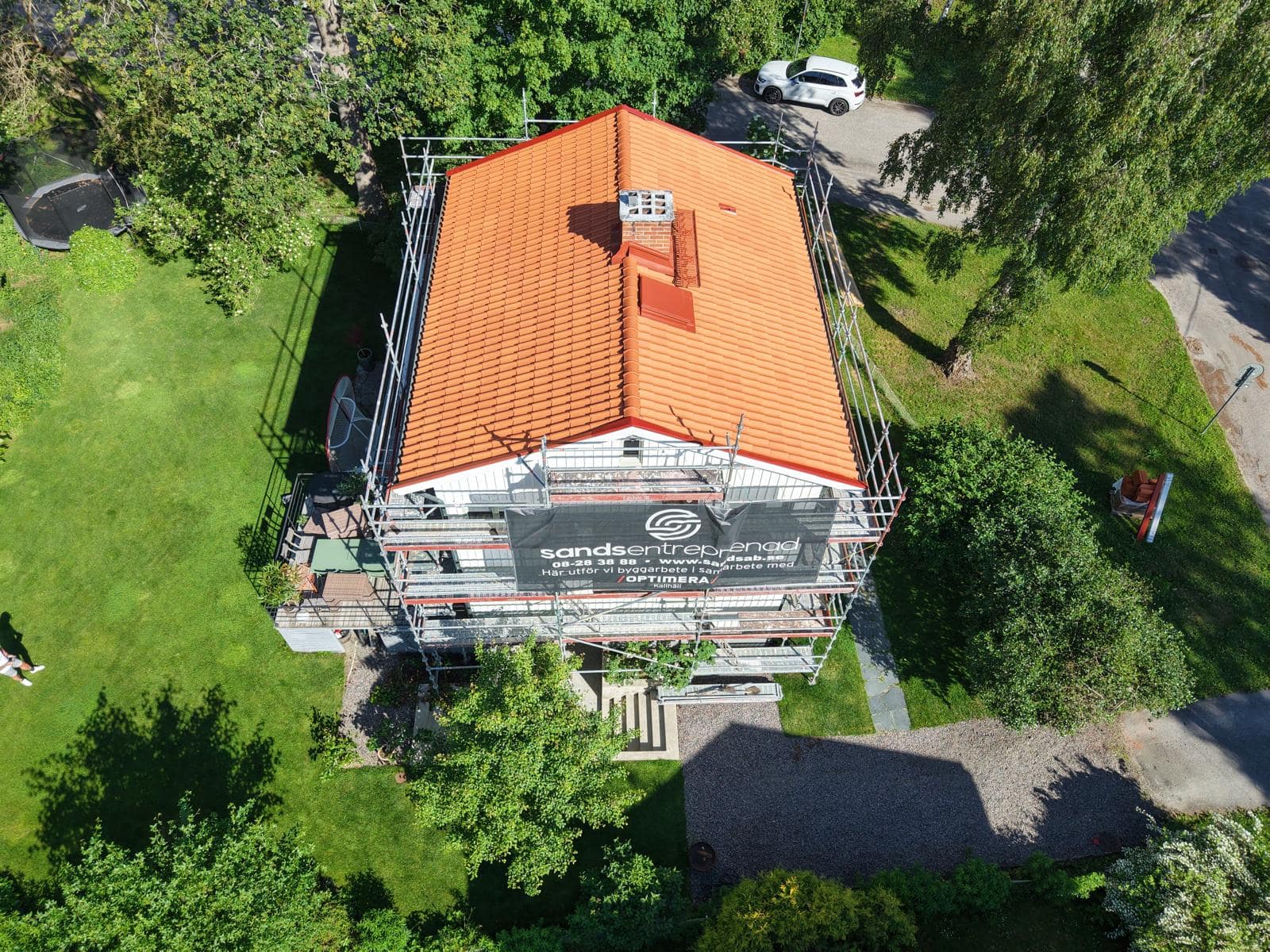 Villa i skymning med nylagt plåttak i Stockholm