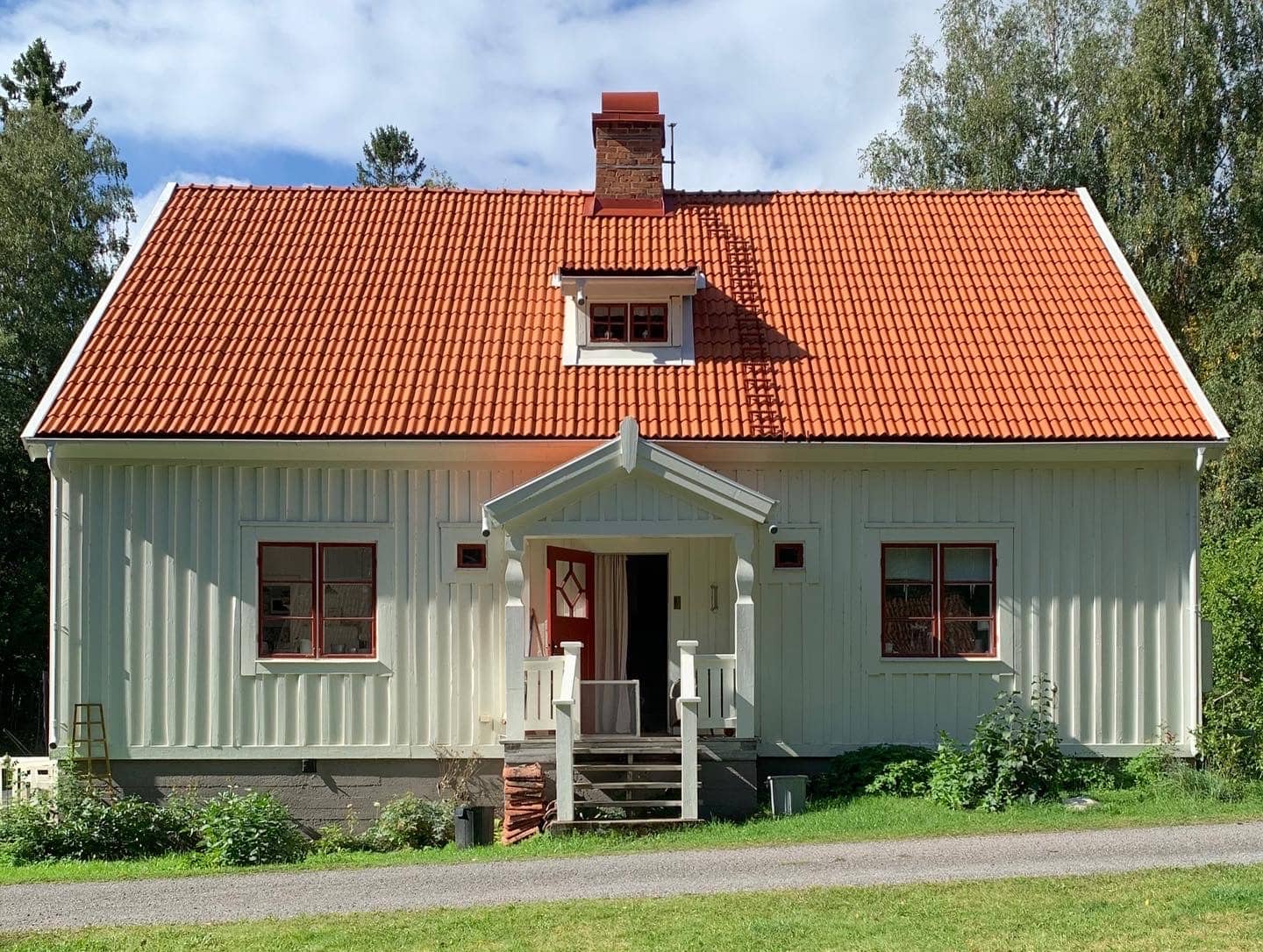 Stuga i Dannemora med nylagt tegeltak i tegelröd kulör